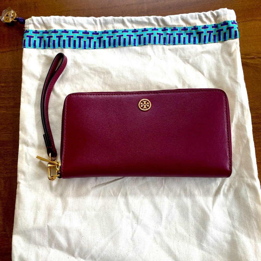 Stunning, new, never used Tory Burch burgundy leather wristlet wallet